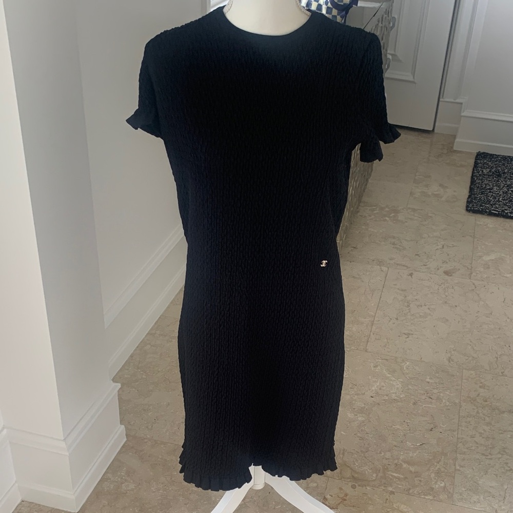 CHANEL Black Short-Sleeve Knit Dress CC with Logo Accent. Size 42. Pristine - Picture 9 of 15
